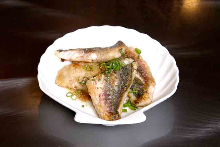 グルクン(魚)の鉄板焼